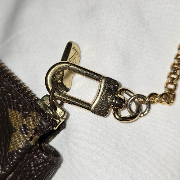 Louis Vuitton Monogram Pochette - Picture 3 of 8